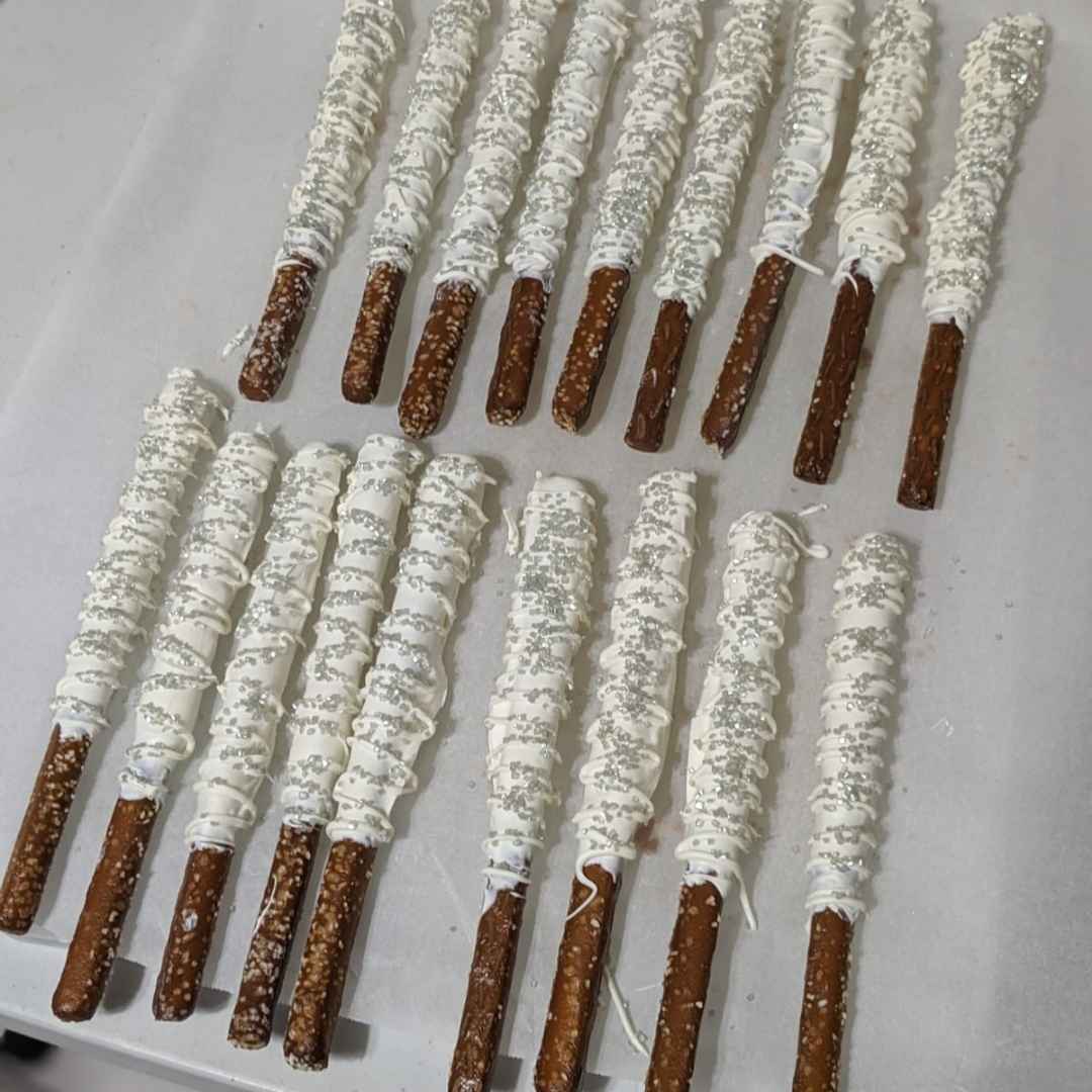 Dipped Pretzels (dozen) / Pretzels Cubiertos en Dulce (docena)